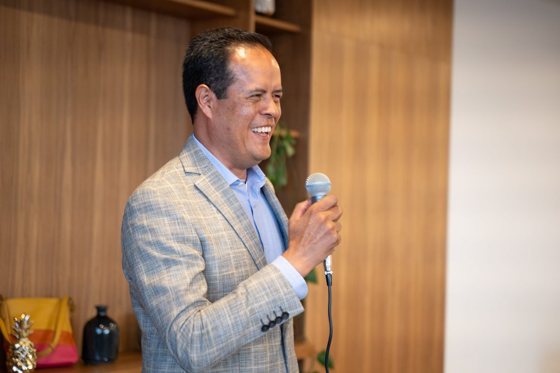 Carlos Popoca Lagunas exponiendo ante un auditorio profesional