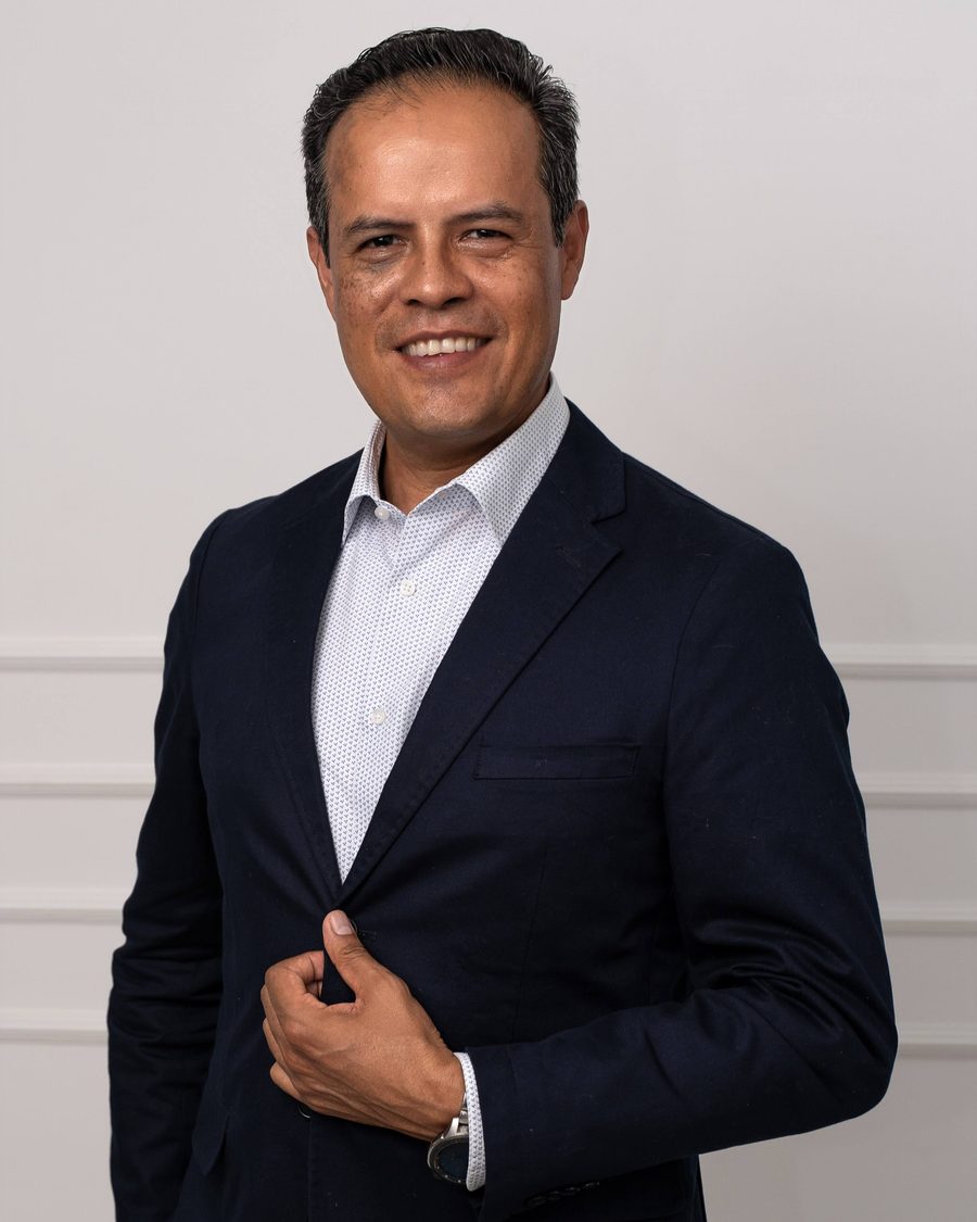 Retrato de Carlos Popoca Lagunas, estratega en comunicación institucional y manejo de crisis