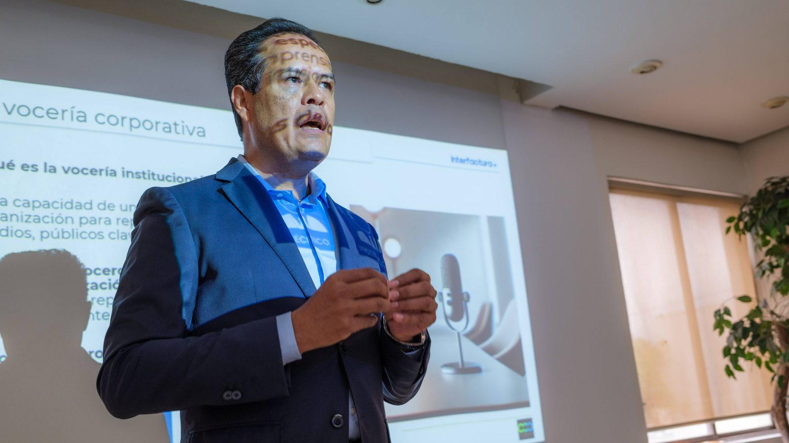 Carlos Popoca Lagunas impartiendo un taller de vocería corporativa a un equipo directivo